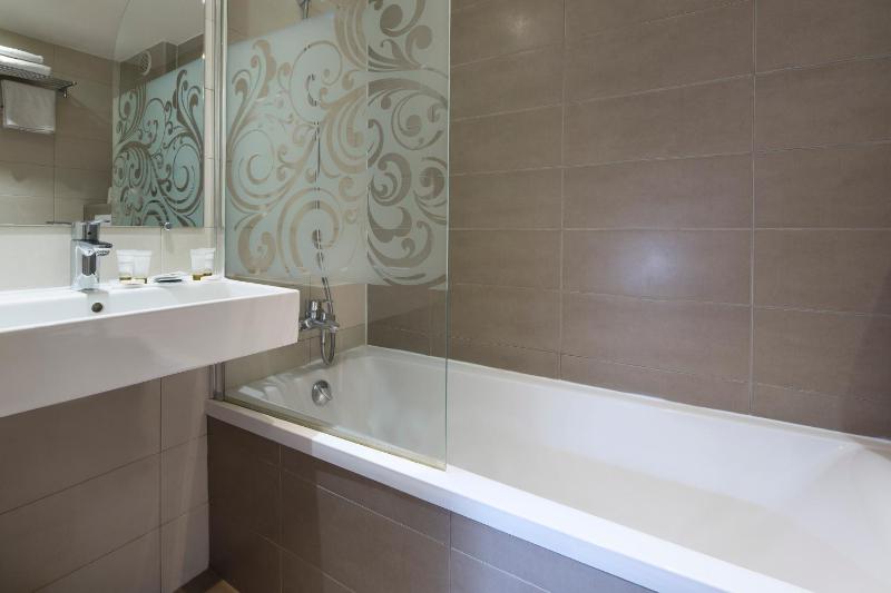 Double Room with Bath image 3