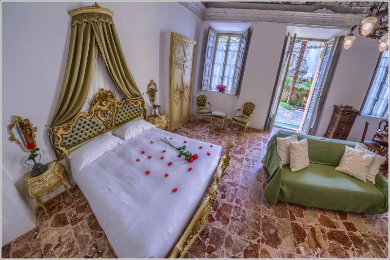 Suite with Jacuzzi and Garden View image 3