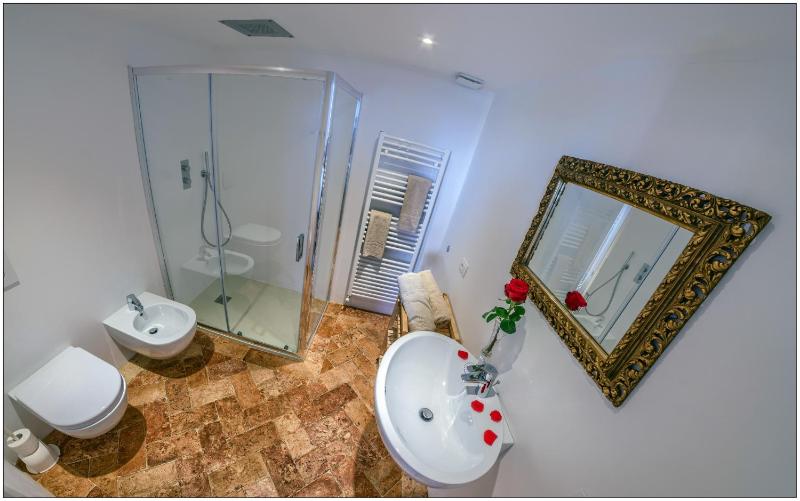 Suite with Jacuzzi and Garden View image 4