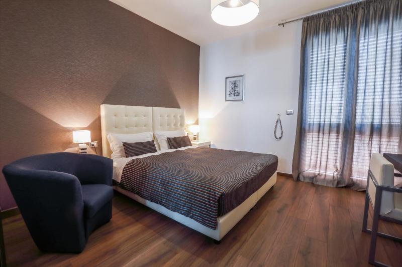 Superior Double or Twin Room with City View image 3