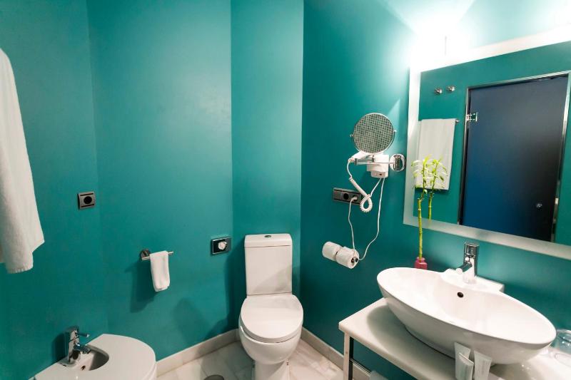 Queen Single Room image 2