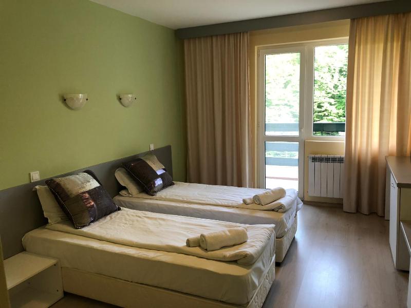 Deluxe Twin Room with Balcony image 3