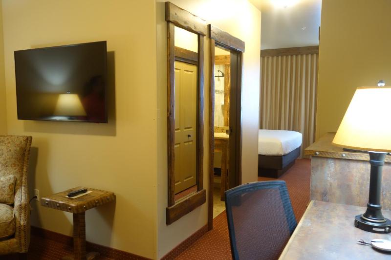 King Suite - Non-Smoking image 2