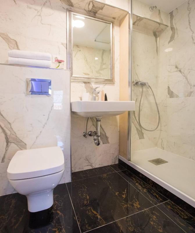 Deluxe Double or Twin Room image 2