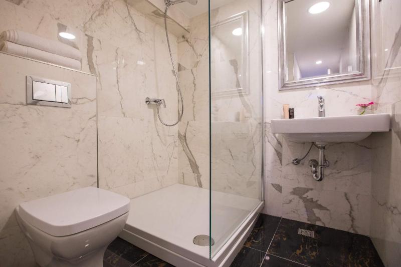 Large Double or Twin Room image 2