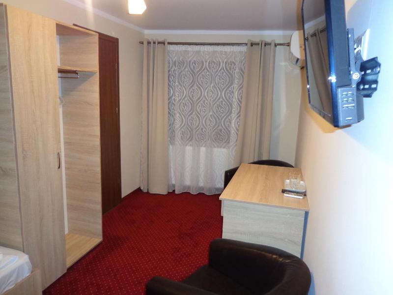 Twin Room with Private Bathroom image 4