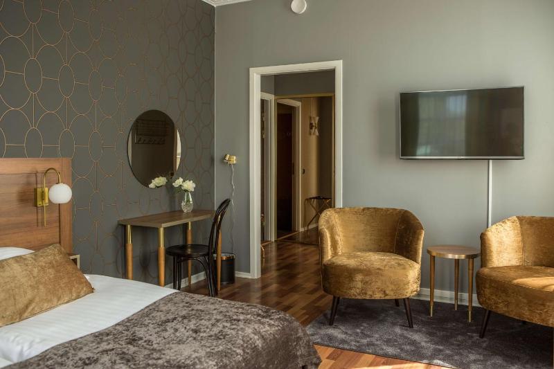 Deluxe King Room  image 3