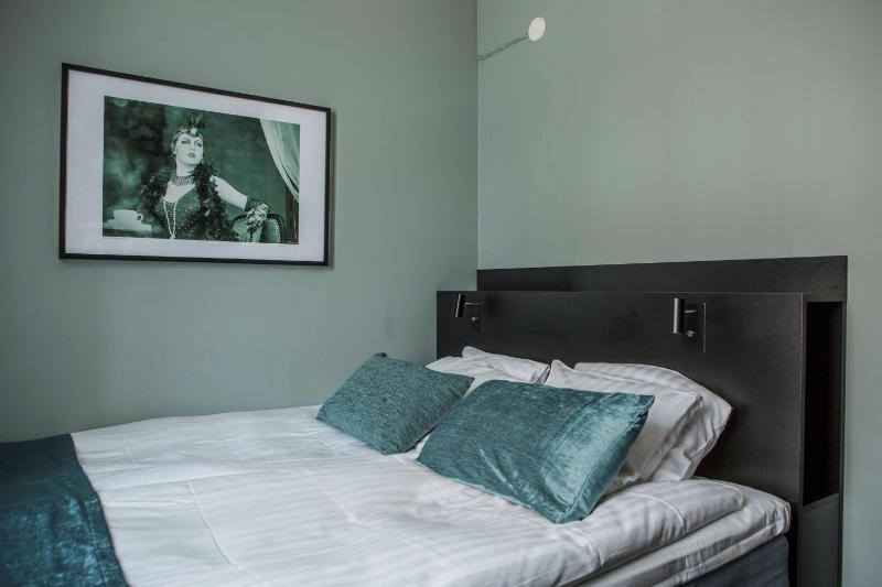 Business Queen Room  image 3