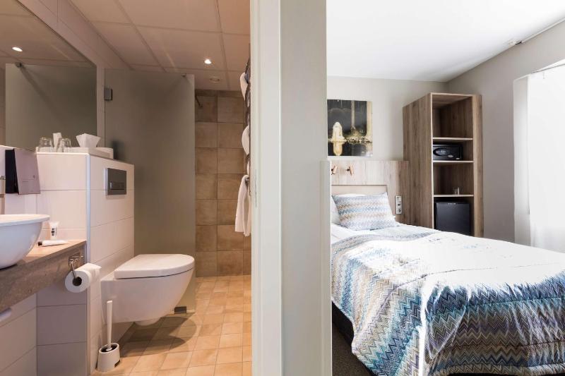 Single Room image 3