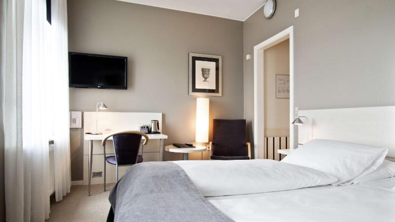 Standard Twin Room image 3