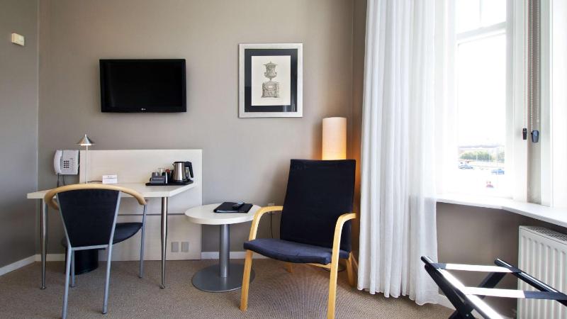 Standard Twin Room image 4