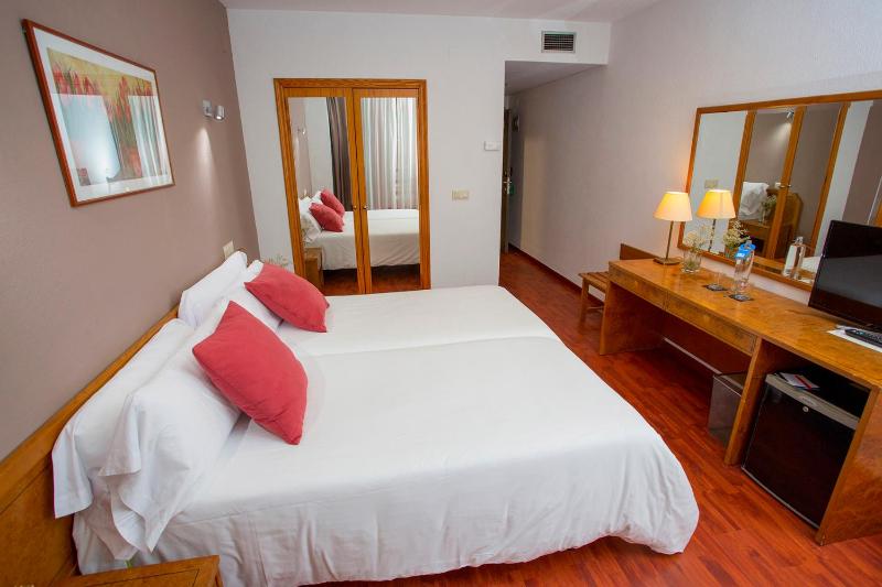 Double or Twin Room image 3