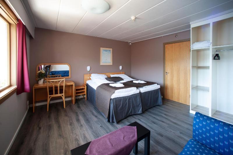 Twin Room image 2
