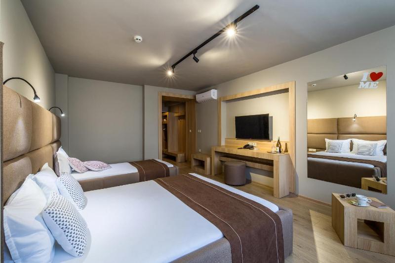 Club Level Double Room image 3