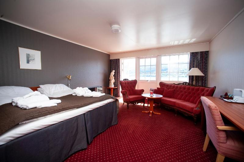 Deluxe Double or Twin Room with Sea View image 2