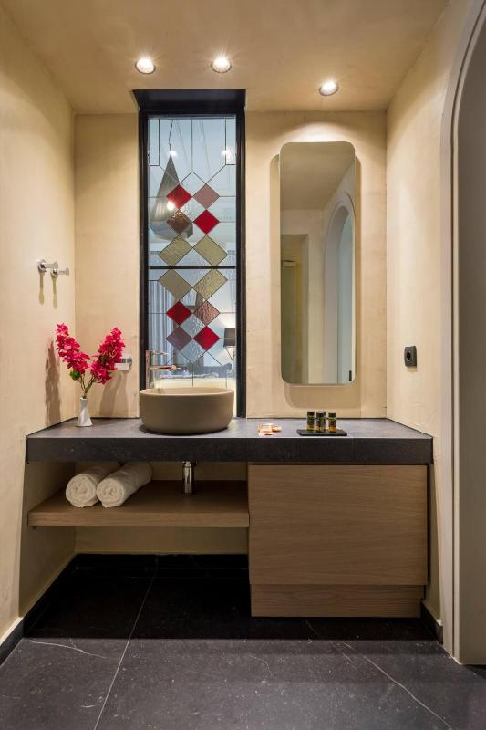 Superior Twin Room with Sea View image 2