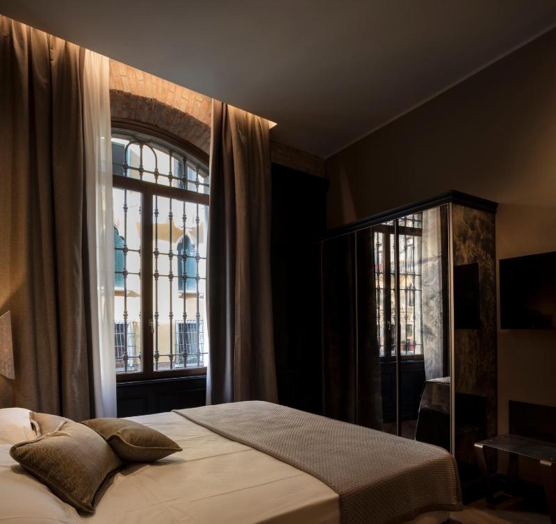Two-Bedroom Apartment with Canal View image 3