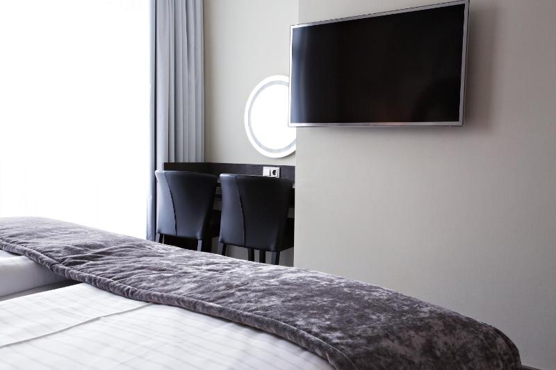 Classic Double Room image 4
