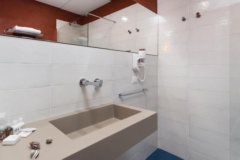 Deluxe Double Room image 2