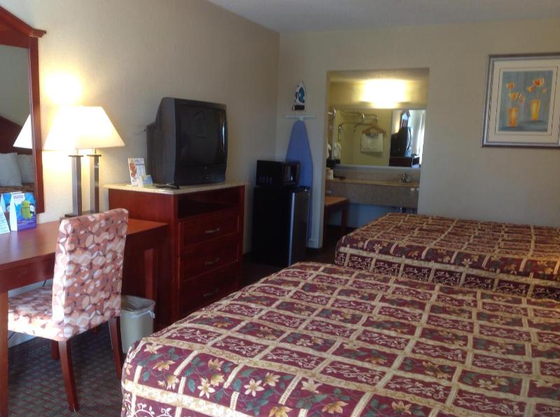 Queen Room with Two Queen Beds - Non-Smoking image 3