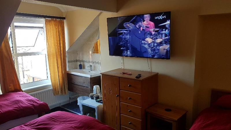 Triple Room with Shared Bathroom image 3