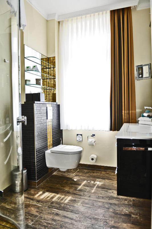 Standard Double Room image 4