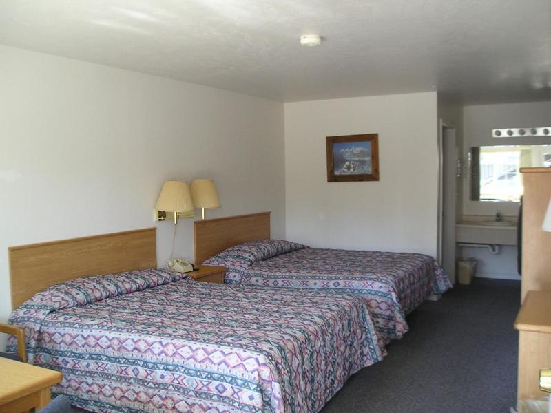 Superior Queen Room with Two Queen Beds image 2