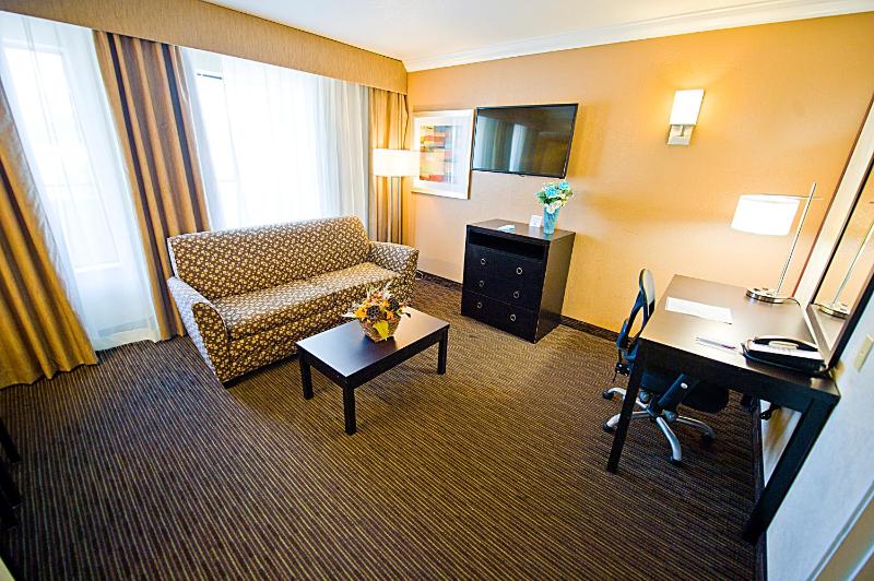  Family Suite - Courtyard View image 3