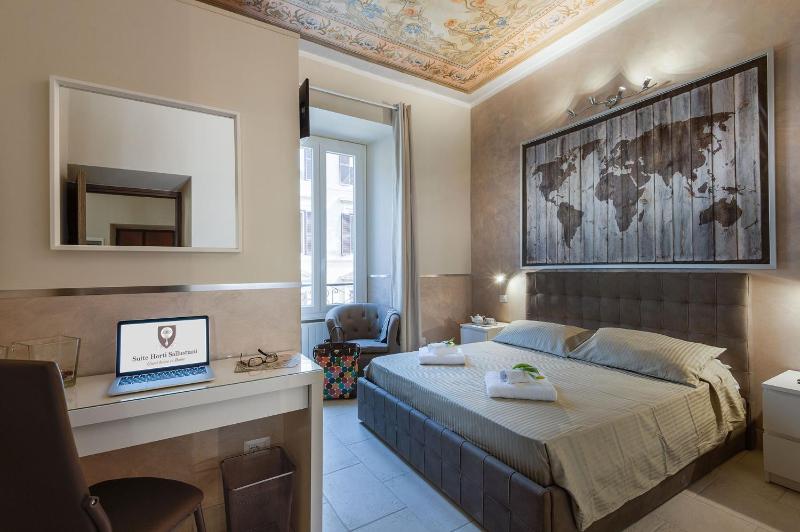Standard King Room image 3
