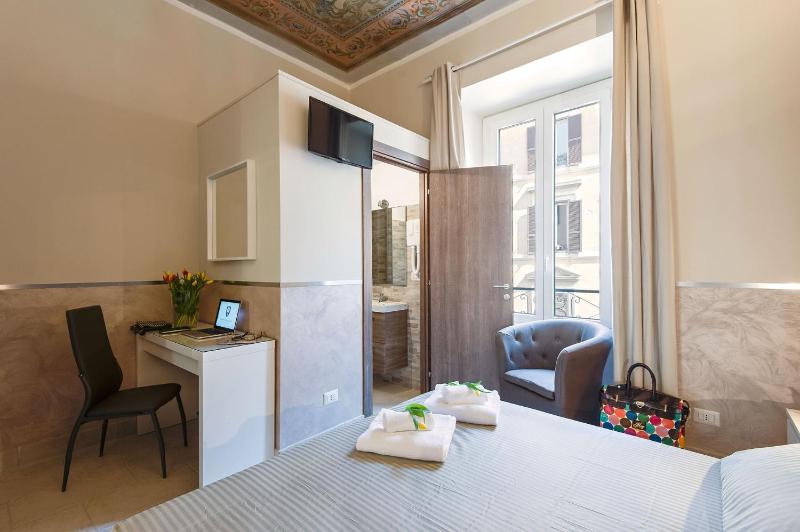 Standard King Room image 2
