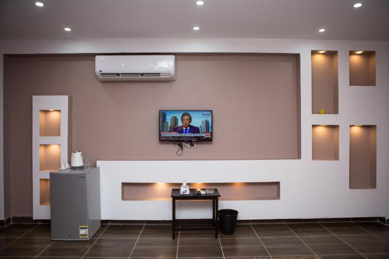 Deluxe Queen Suite with Pyramids view image 3