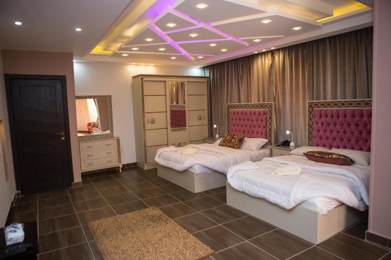 Deluxe Queen Suite with Pyramids view image 4