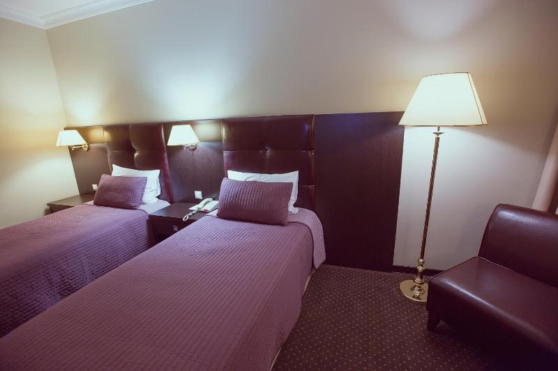 Superior Twin Room image 3
