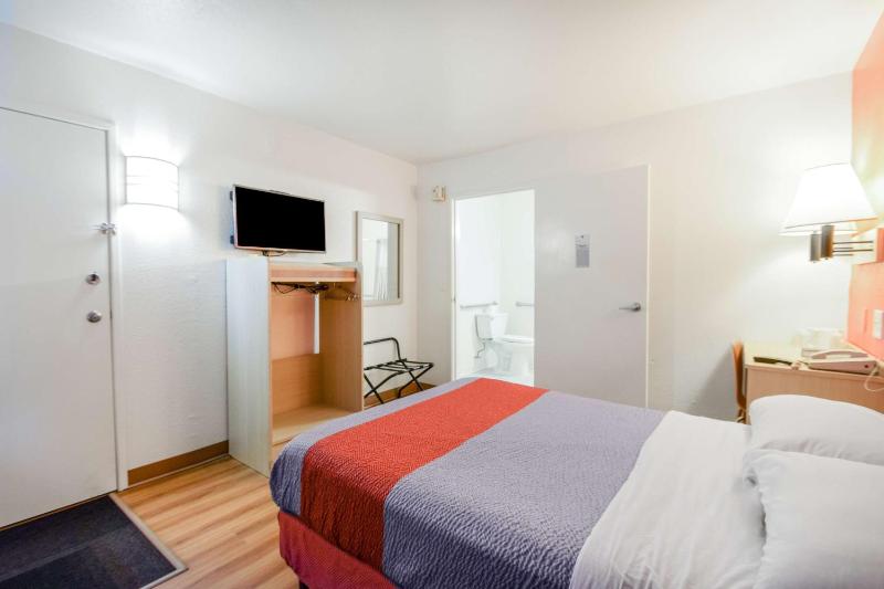 Double Room - Disability Access - Non-Smoking image 3