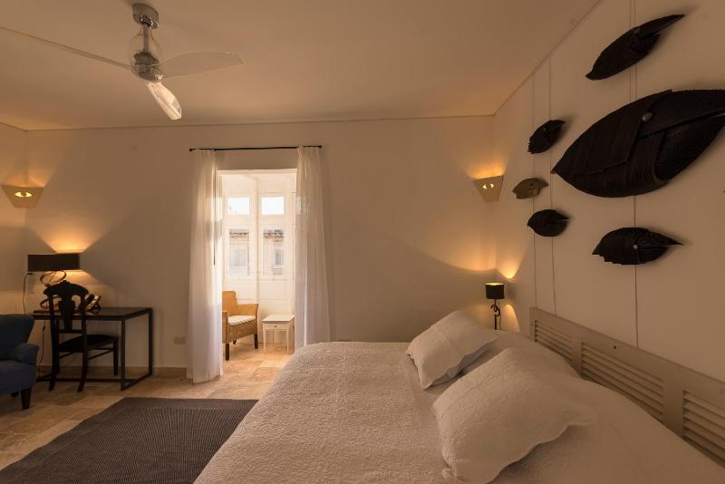 Deluxe Double Room image 4