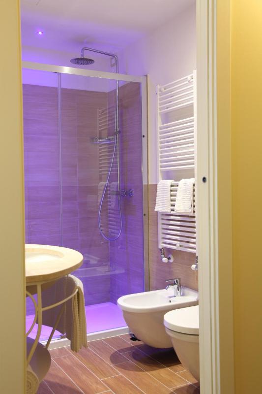 Double Room image 3