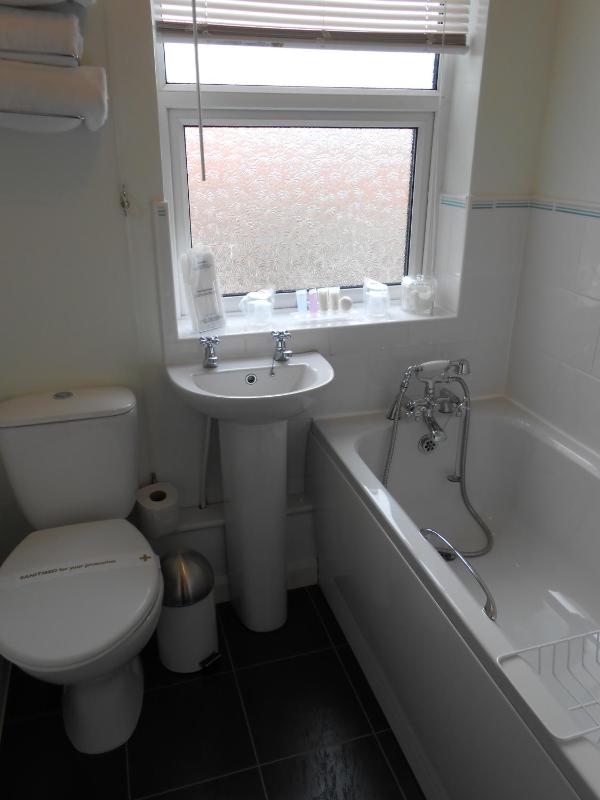 Twin Room with Bath image 2