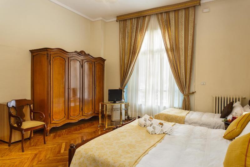 Family Quadruple Room image 3
