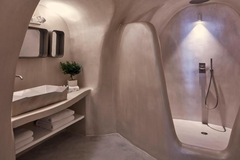 Honeymoon Executive Suite with Hot Tub and Caldera View image 4