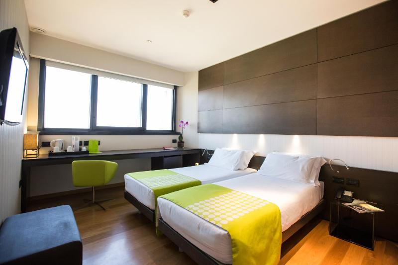 Standard Twin Room image 4