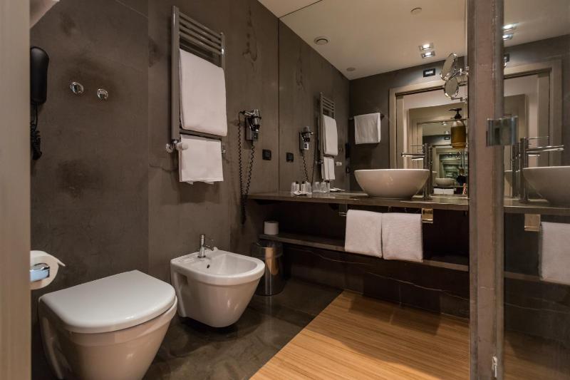 Standard Twin Room image 2