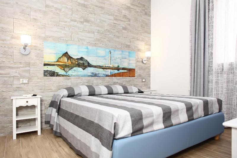 Standard Double Room image 3