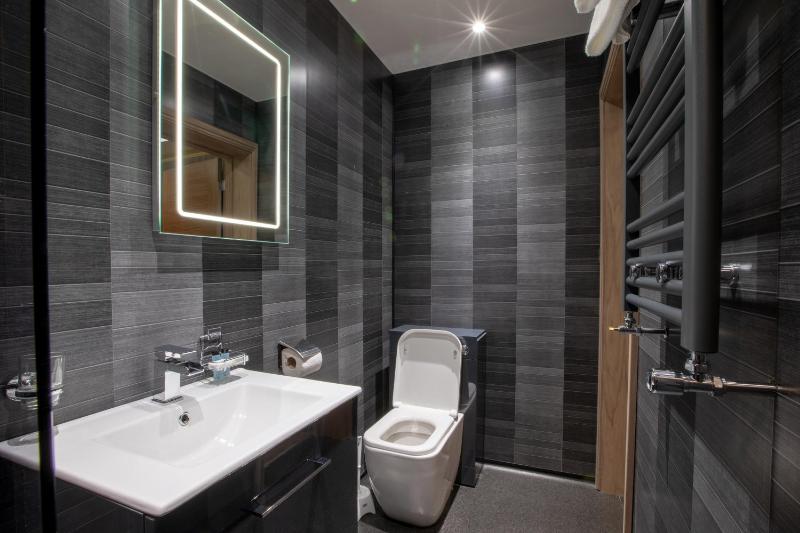 Studio Apartment - twin beds image 1