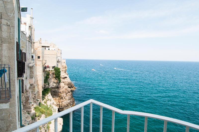 Deluxe Double Room with Balcony and Sea View image 4