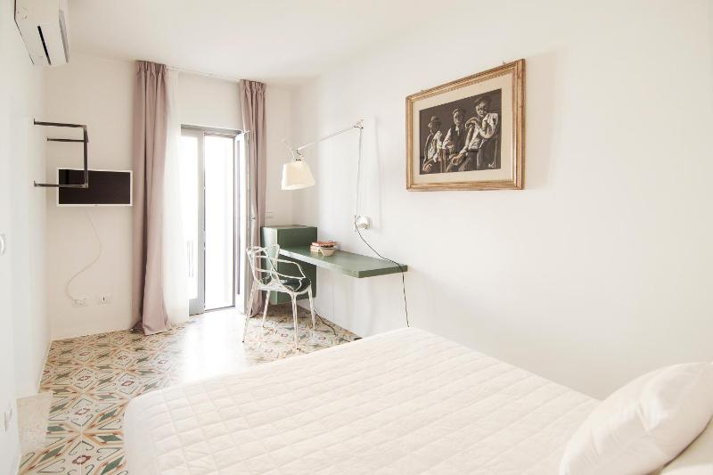 Deluxe Double Room with Side Sea View image 1
