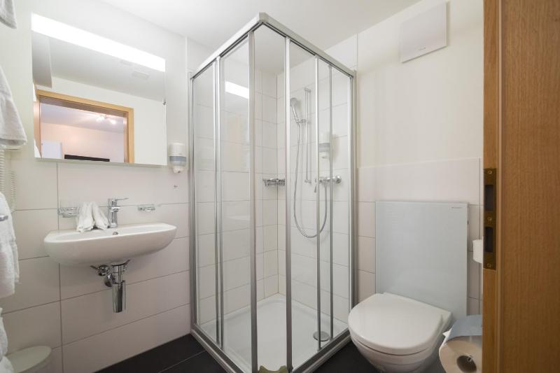 Budget Double Room image 4