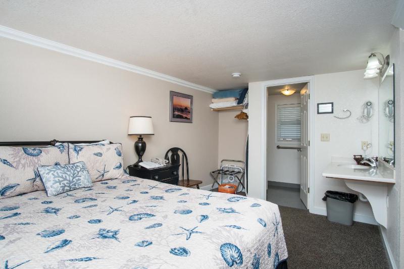 Queen Room with Two Queen Beds #10 - Pet Friendly image 4