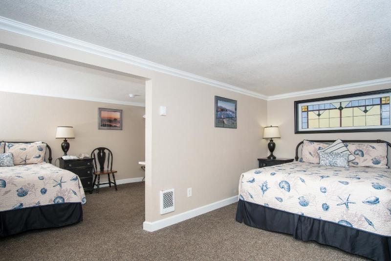 Queen Room with Two Queen Beds #10 - Pet Friendly image 2