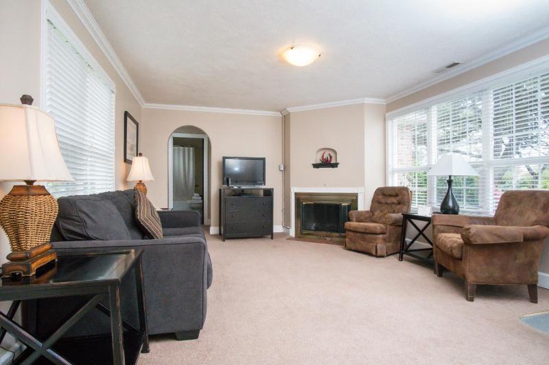 One-Bedroom King Suite with Kitchen #1 - NON Pet Friendly  image 4