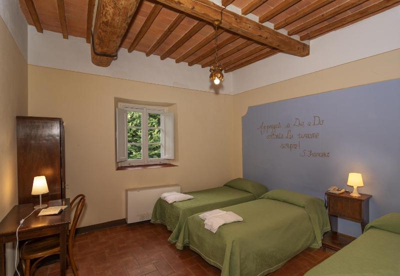 Standard Triple Room image 2